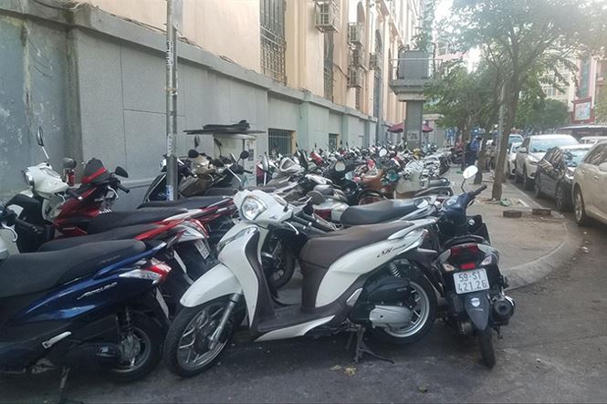 Những bãi xe vua trên vỉa hè trung tâm TPHCM
