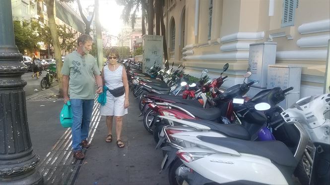 Những bãi xe vua trên vỉa hè trung tâm TPHCM Những bãi xe vua trên vỉa hè trung tâm TPHCM