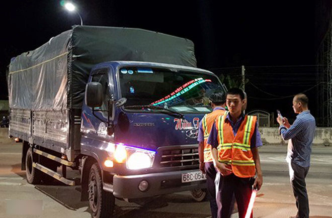 Nữ tài xế phản đối trạm T2 ở Cần Thơ lúc nửa đêm