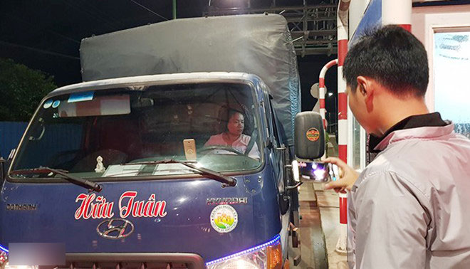 Nữ tài xế phản đối trạm T2 ở Cần Thơ lúc nửa đêm