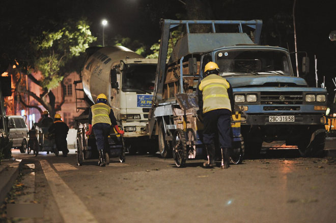 Những công nhân thâu đêm nạo vét hồ Gươm trong cái rét 10 độ C ở Hà Nội: Uống tách trà nóng, cười một cái rồi làm tiếp!