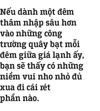 Những công nhân thâu đêm nạo vét hồ Gươm trong cái rét 10 độ C ở Hà Nội: Uống tách trà nóng, cười một cái rồi làm tiếp! Những công nhân thâu đêm nạo vét hồ Gươm trong cái rét 10 độ C ở Hà Nội: Uống tách trà nóng, cười một cái rồi làm tiếp!