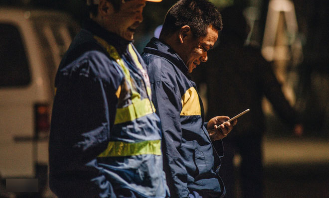 Những công nhân thâu đêm nạo vét hồ Gươm trong cái rét 10 độ C ở Hà Nội: Uống tách trà nóng, cười một cái rồi làm tiếp!