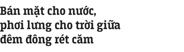 Những công nhân thâu đêm nạo vét hồ Gươm trong cái rét 10 độ C ở Hà Nội: Uống tách trà nóng, cười một cái rồi làm tiếp! Những công nhân thâu đêm nạo vét hồ Gươm trong cái rét 10 độ C ở Hà Nội: Uống tách trà nóng, cười một cái rồi làm tiếp!