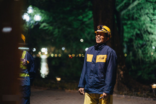 Những công nhân thâu đêm nạo vét hồ Gươm trong cái rét 10 độ C ở Hà Nội: Uống tách trà nóng, cười một cái rồi làm tiếp!