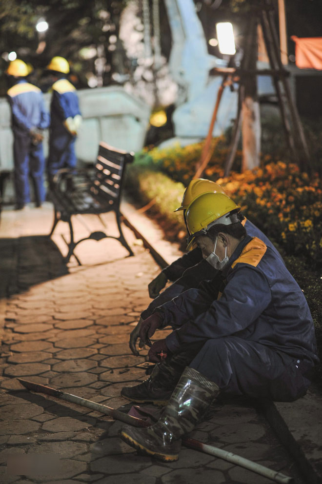 Những công nhân thâu đêm nạo vét hồ Gươm trong cái rét 10 độ C ở Hà Nội: Uống tách trà nóng, cười một cái rồi làm tiếp! Những công nhân thâu đêm nạo vét hồ Gươm trong cái rét 10 độ C ở Hà Nội: Uống tách trà nóng, cười một cái rồi làm tiếp!