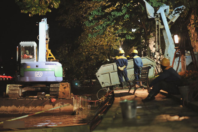 Những công nhân thâu đêm nạo vét hồ Gươm trong cái rét 10 độ C ở Hà Nội: Uống tách trà nóng, cười một cái rồi làm tiếp! Những công nhân thâu đêm nạo vét hồ Gươm trong cái rét 10 độ C ở Hà Nội: Uống tách trà nóng, cười một cái rồi làm tiếp!