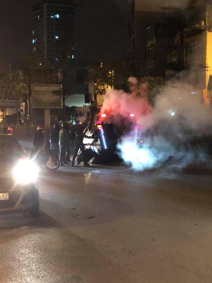 Hà Nội: Ô tô đâm gãy 2 cái cây rồi lật ngửa giữa đường tại Ngã Tư Sở