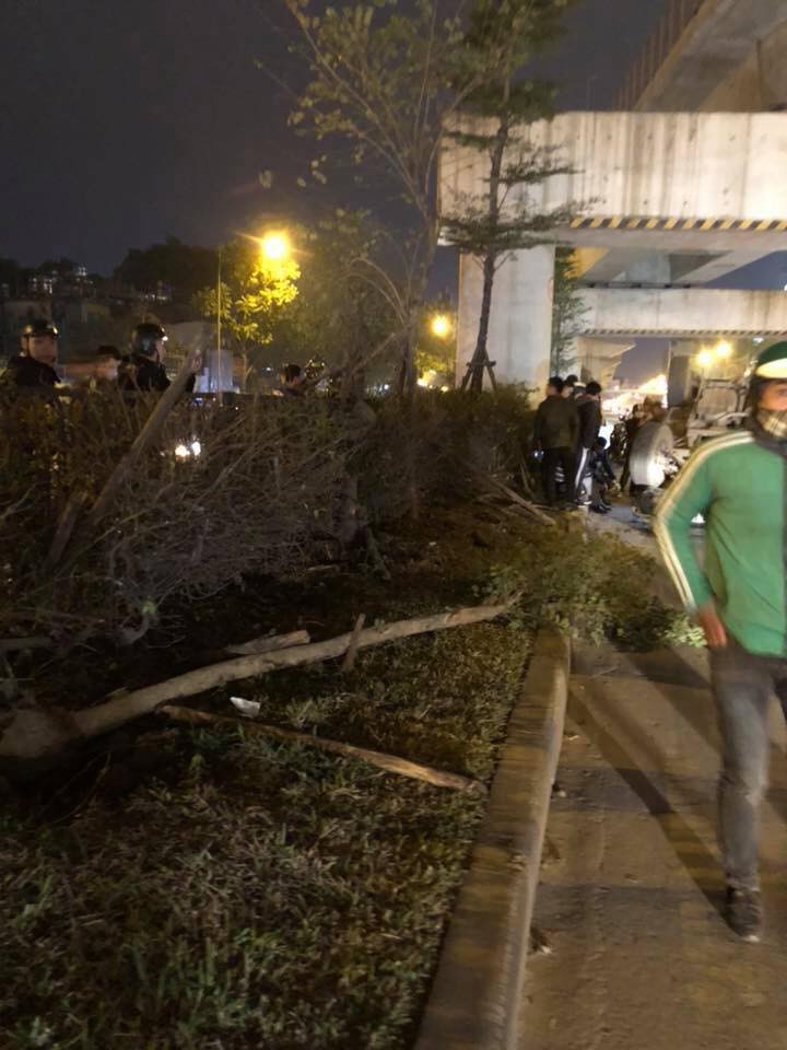 Hà Nội: Ô tô đâm gãy 2 cái cây rồi lật ngửa giữa đường tại Ngã Tư Sở