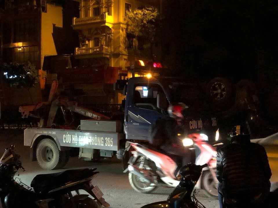 Hà Nội: Ô tô đâm gãy 2 cái cây rồi lật ngửa giữa đường tại Ngã Tư Sở