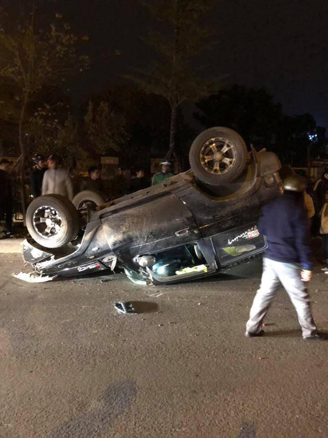 Hà Nội: Ô tô đâm gãy 2 cái cây rồi lật ngửa giữa đường tại Ngã Tư Sở Hà Nội: Ô tô đâm gãy 2 cái cây rồi lật ngửa giữa đường tại Ngã Tư Sở