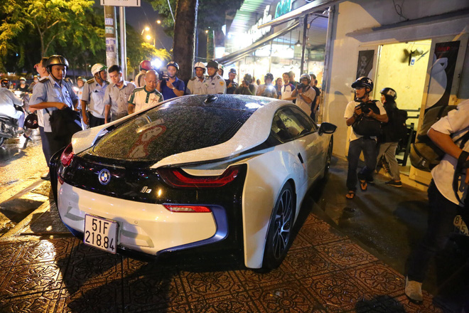 Người lấn chiếm vỉa hè bị ông Đoàn Ngọc Hải xử phạt nói gì khi ông gửi đơn từ chức?