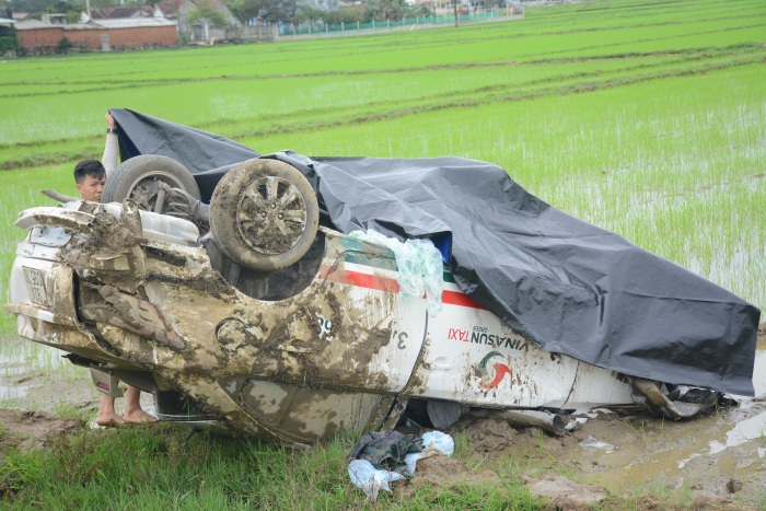 Taxi tông nát dãy cột mốc rồi ‘phơi bụng’ giữa ruộng