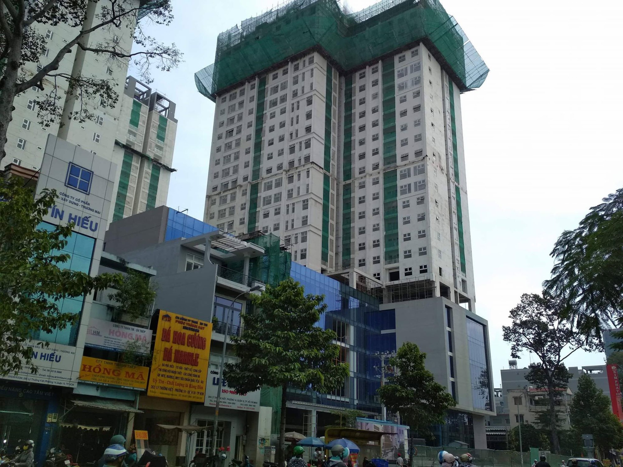 Đang đứng trên đường, thanh niên 9x bị thanh sắt từ cao ốc ở Sài Gòn rơi trúng đầu ngã gục