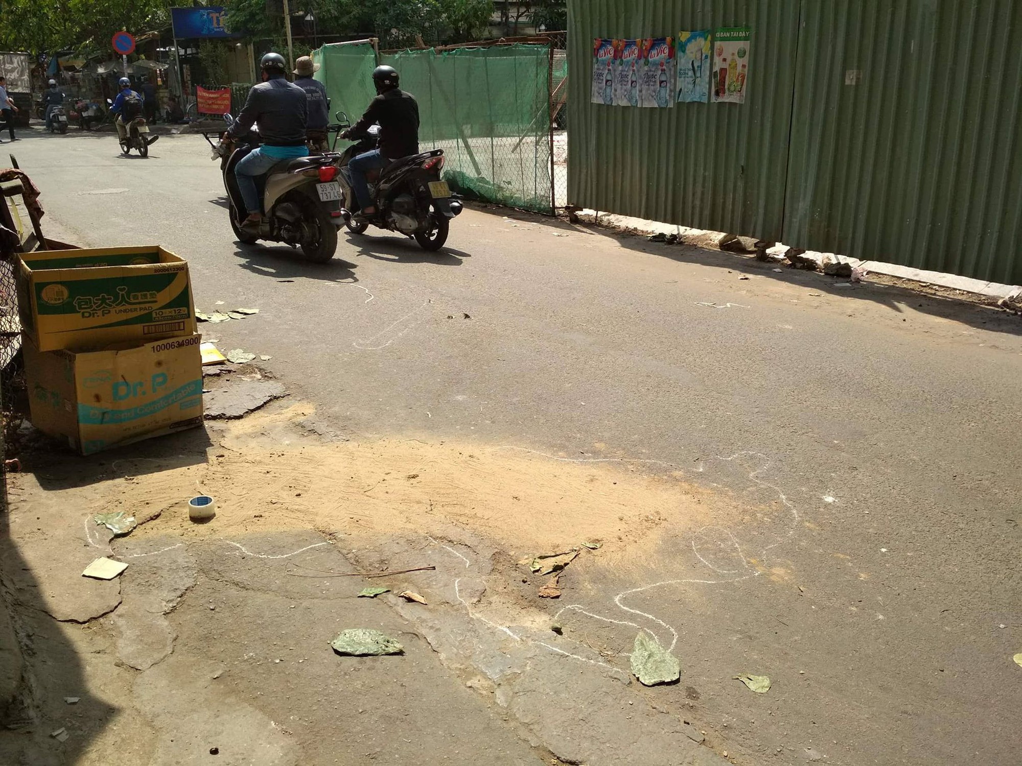 Đang đứng trên đường, thanh niên 9x bị thanh sắt từ cao ốc ở Sài Gòn rơi trúng đầu ngã gục