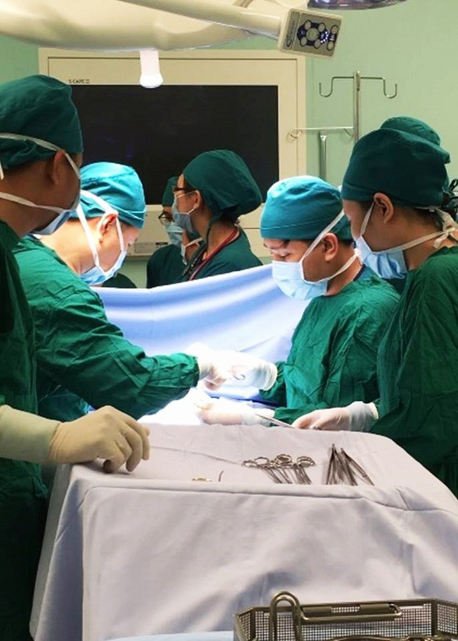 Tưởng không thể qua khỏi, bé trai thủng ruột từ trong bụng mẹ được cứu sống kỳ diệu