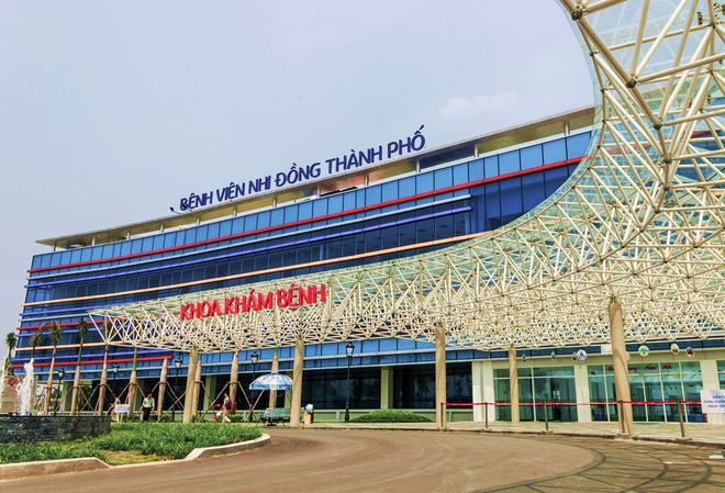 Tưởng không thể qua khỏi, bé trai thủng ruột từ trong bụng mẹ được cứu sống kỳ diệu