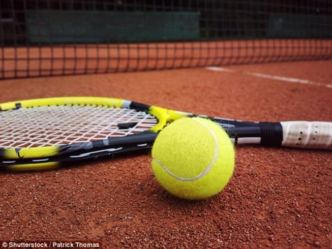 Bóng tennis đập vào ngực, suýt chết vì trụy tim Bóng tennis đập vào ngực, suýt chết vì trụy tim