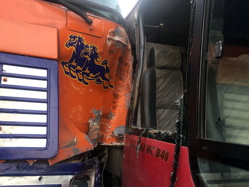 Ôtô buýt truy đuổi xe container sau va chạm ở Sài Gòn