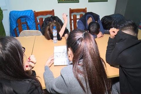 Bắt quả tang hàng chục nam nữ thanh niên bay lắc