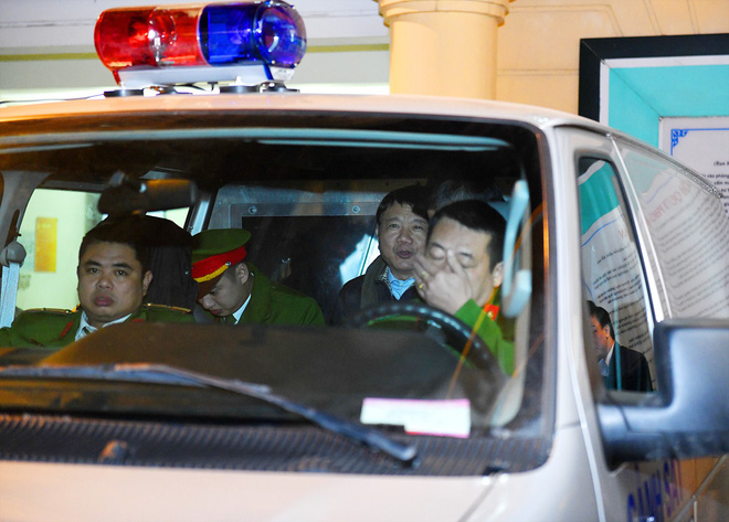 Ông Đinh La Thăng tươi cười rời toà sau ngày xét xử thứ 4