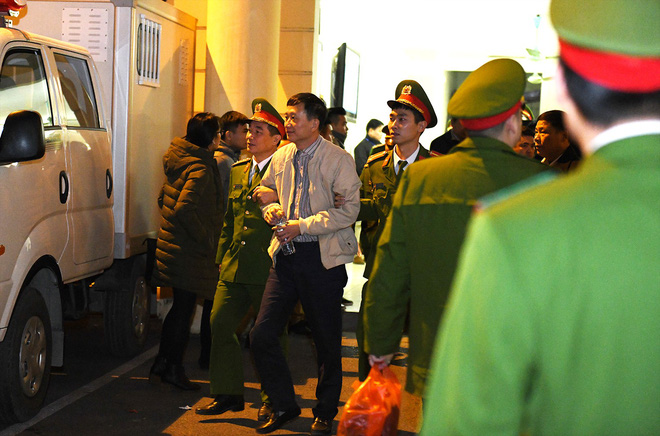 Ông Đinh La Thăng tươi cười rời toà sau ngày xét xử thứ 4