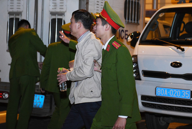 Ông Đinh La Thăng tươi cười rời toà sau ngày xét xử thứ 4