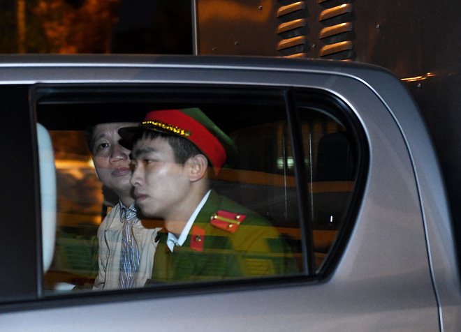 Ông Đinh La Thăng tươi cười rời toà sau ngày xét xử thứ 4