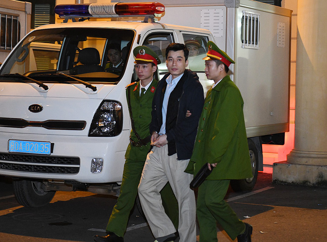 Ông Đinh La Thăng tươi cười rời toà sau ngày xét xử thứ 4