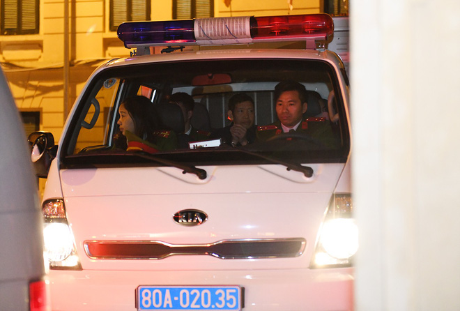 Ông Đinh La Thăng tươi cười rời toà sau ngày xét xử thứ 4