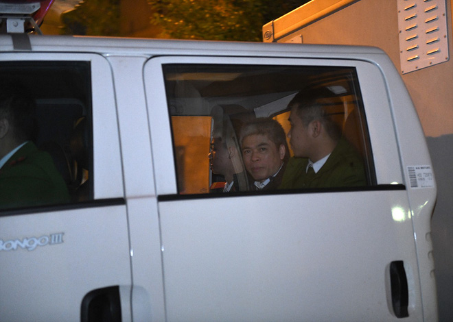 Ông Đinh La Thăng tươi cười rời toà sau ngày xét xử thứ 4