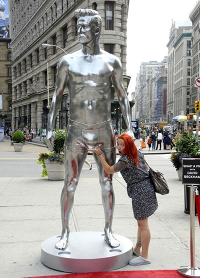 9 bức tượng xấu xí của sao bóng đá thế giới