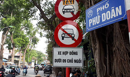 Cảnh sát giao thông dừng nhiều xe Grab, Uber đi vào phố cấm