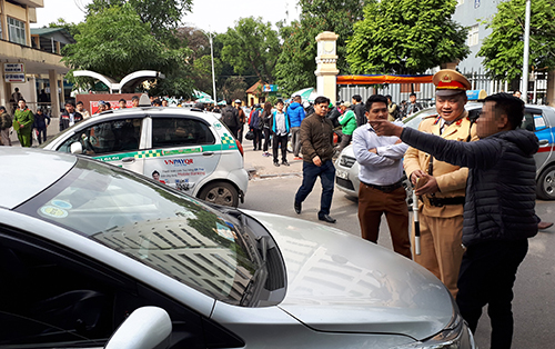 Cảnh sát giao thông dừng nhiều xe Grab, Uber đi vào phố cấm