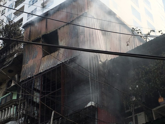 Hà Nội: Cháy nhà dân cạnh chợ Mơ nhiều người hoảng loạn