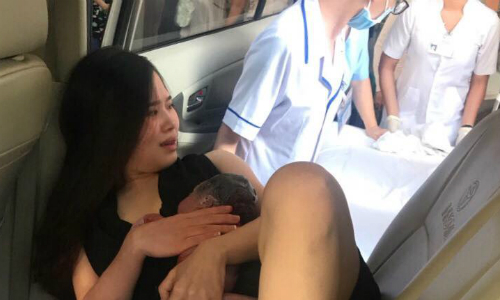 Anh chồng Sài Gòn sợ run đỡ đẻ cho vợ trên taxi