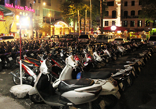 Ông Đoàn Ngọc Hải đình chỉ 48 bãi giữ xe sân sau của quận 1