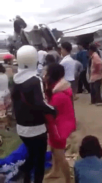 Clip kinh hoàng: Nhiều người hoảng loạn khóc lóc thảm thiết sau khi xe rước dâu bị lật nghiêng trên đường Clip kinh hoàng: Nhiều người hoảng loạn khóc lóc thảm thiết sau khi xe rước dâu bị lật nghiêng trên đường