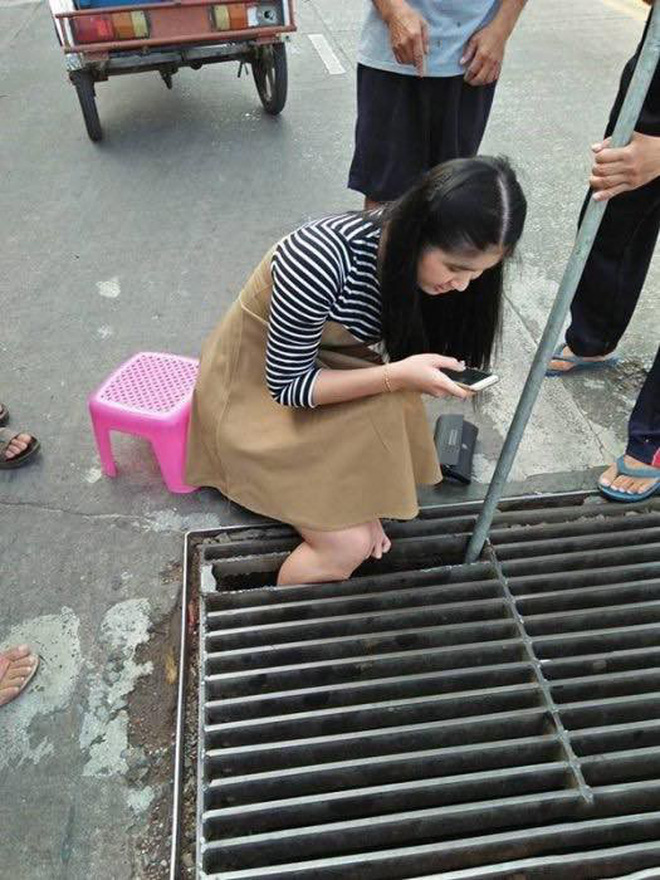 Mải nghịch điện thoại, cô gái trẻ bất cẩn để lọt chân vào miệng cống ngầm, phải nhờ cứu hộ đến giải thoát Mải nghịch điện thoại, cô gái trẻ bất cẩn để lọt chân vào miệng cống ngầm, phải nhờ cứu hộ đến giải thoát