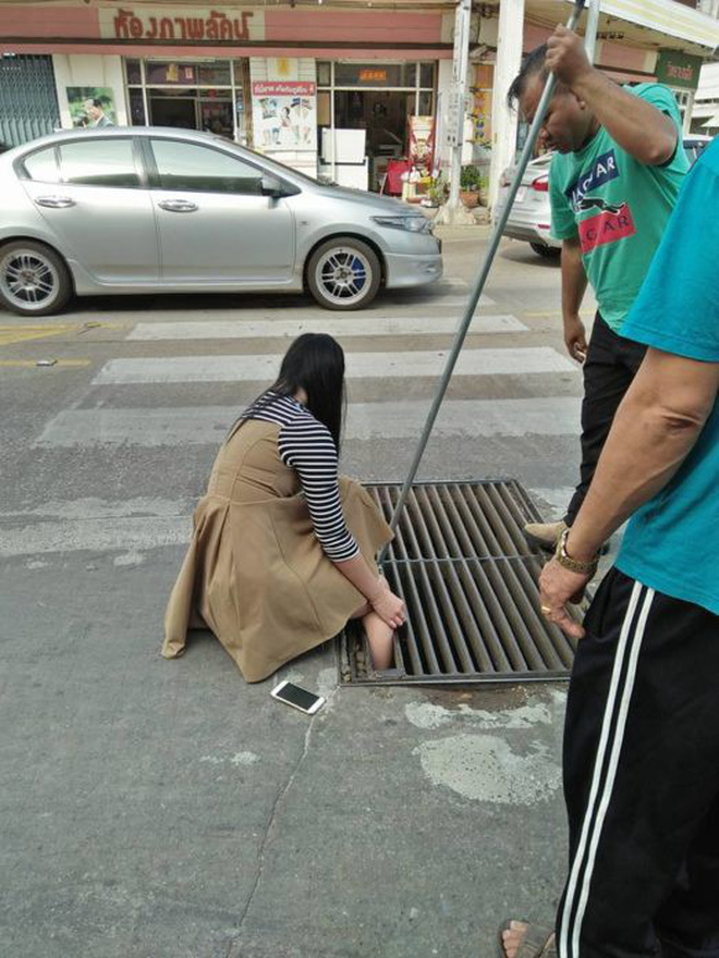 Mải nghịch điện thoại, cô gái trẻ bất cẩn để lọt chân vào miệng cống ngầm, phải nhờ cứu hộ đến giải thoát