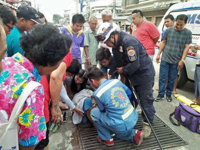 Mải nghịch điện thoại, cô gái trẻ bất cẩn để lọt chân vào miệng cống ngầm, phải nhờ cứu hộ đến giải thoát