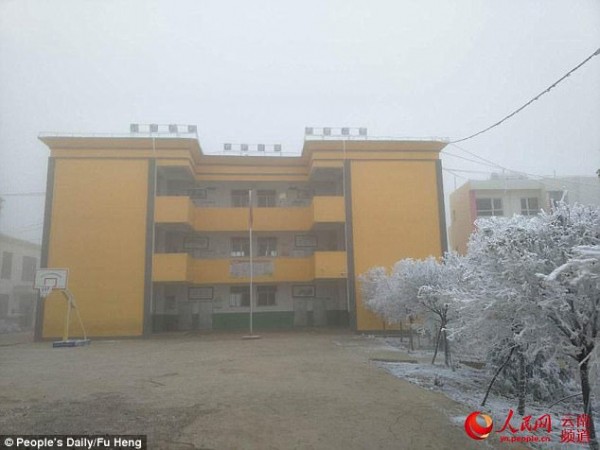 Tâm sự của cha cậu bé tóc đông đá đi bộ 5 km tới trường dưới thời tiết -9 độ C: Tôi chỉ mong con tiếp tục học hành