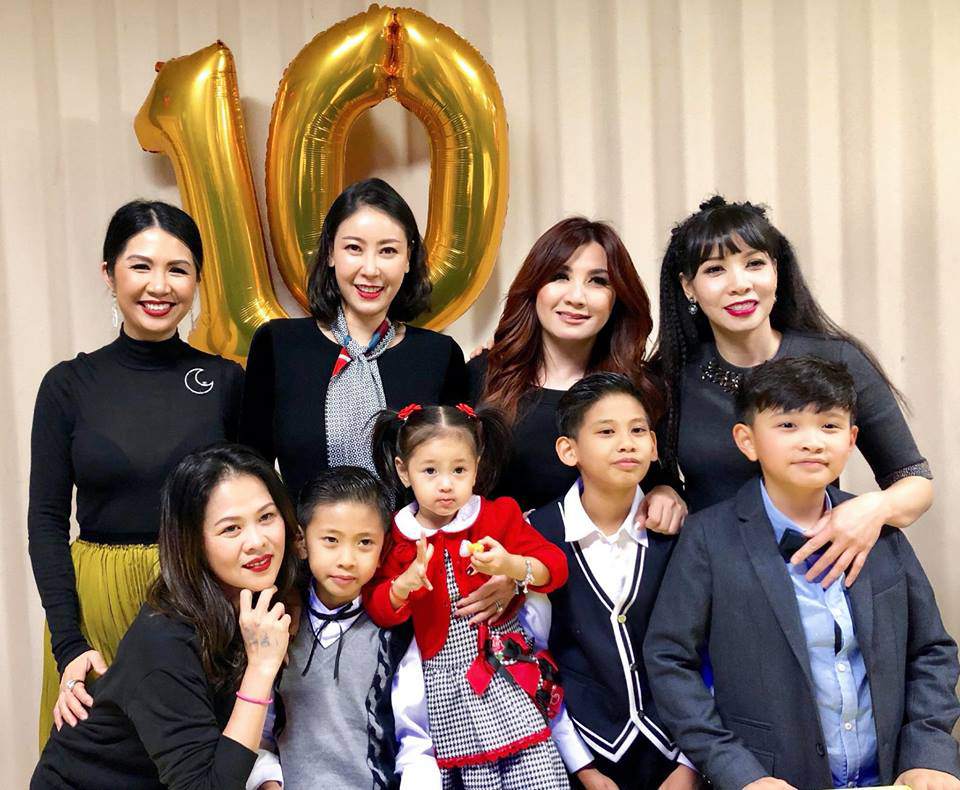 Hoa hậu Hà Kiều Anh rạng rỡ bên chồng đại gia trong ngày sinh nhật con trai tròn 10 tuổi