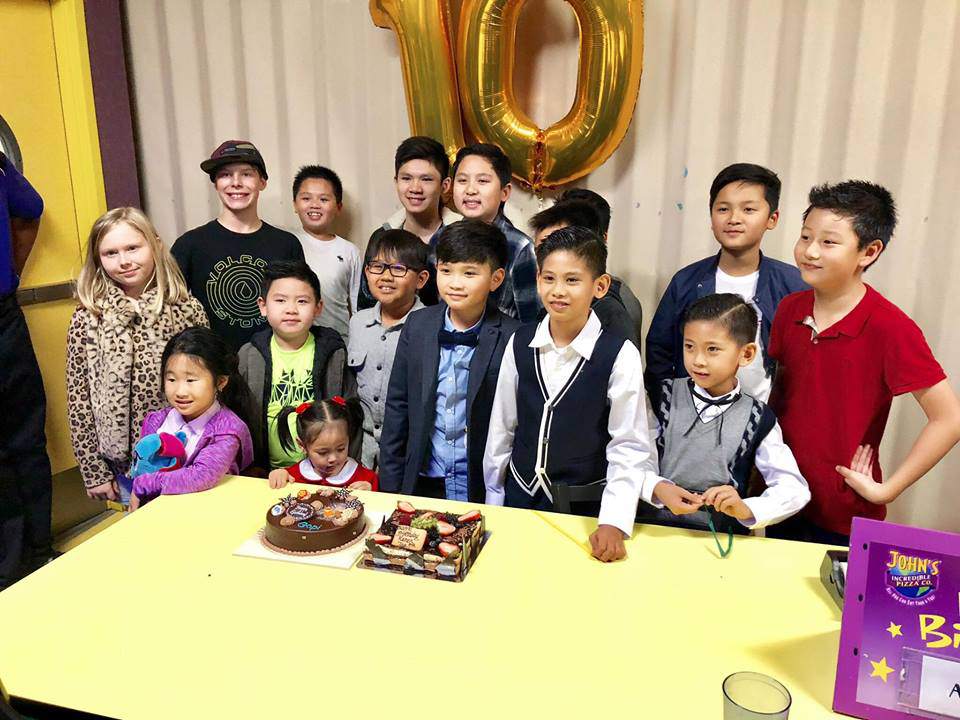 Hoa hậu Hà Kiều Anh rạng rỡ bên chồng đại gia trong ngày sinh nhật con trai tròn 10 tuổi