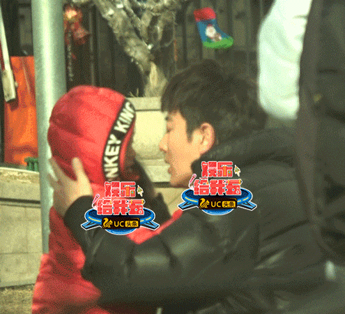 Hình ảnh đau lòng: Giả Nãi Lượng ôm hôn đưa con gái đi học, khóc nức nở sau khi tiễn con