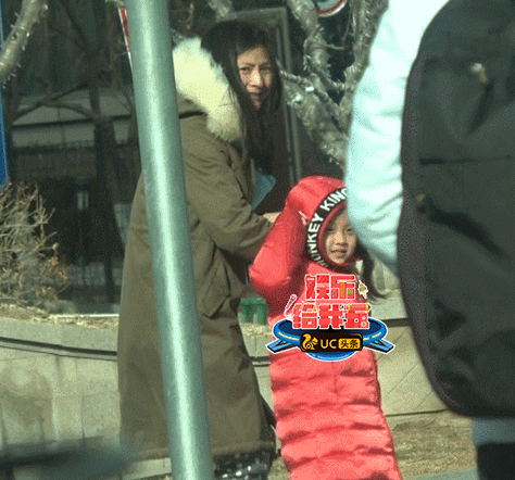 Hình ảnh đau lòng: Giả Nãi Lượng ôm hôn đưa con gái đi học, khóc nức nở sau khi tiễn con