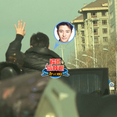 Hình ảnh đau lòng: Giả Nãi Lượng ôm hôn đưa con gái đi học, khóc nức nở sau khi tiễn con