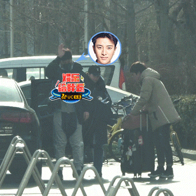 Hình ảnh đau lòng: Giả Nãi Lượng ôm hôn đưa con gái đi học, khóc nức nở sau khi tiễn con