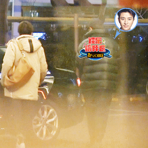 Hình ảnh đau lòng: Giả Nãi Lượng ôm hôn đưa con gái đi học, khóc nức nở sau khi tiễn con