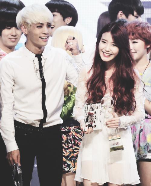 Nhận giải Daesang, IU xúc động trải lòng về Jonghyun: Tại sao anh ấy buồn và đau đớn đến vậy, mình nghĩ là mình hiểu Nhận giải Daesang, IU xúc động trải lòng về Jonghyun: Tại sao anh ấy buồn và đau đớn đến vậy, mình nghĩ là mình hiểu